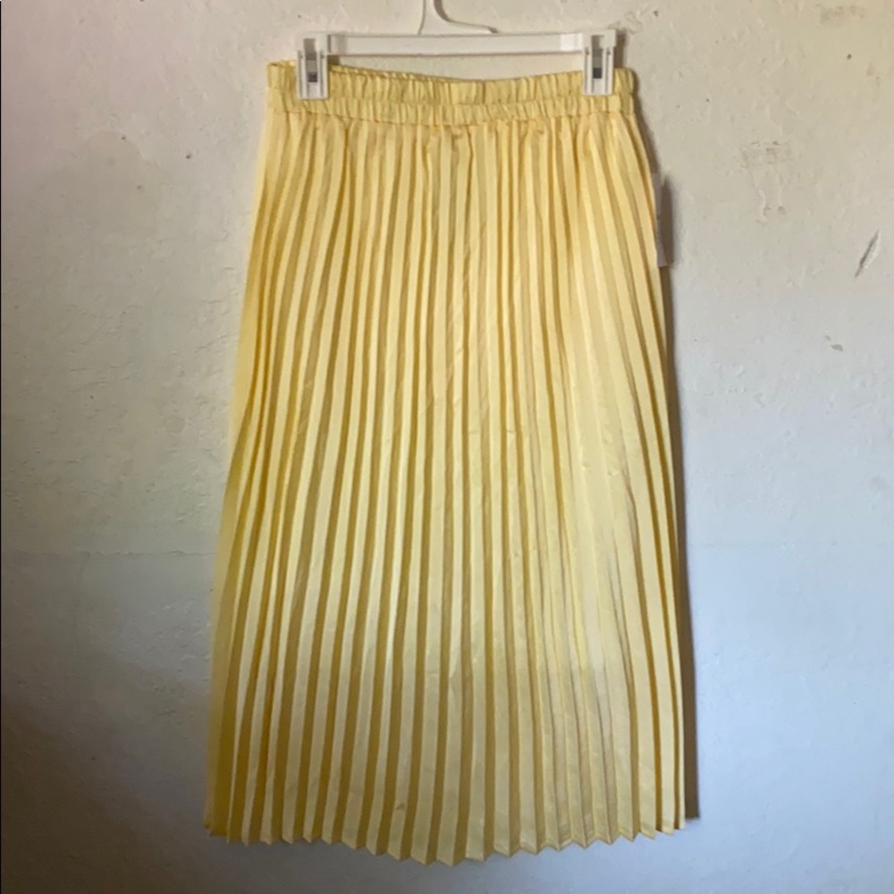 Yellow MIDI skirt 💛💛💛💛💛💛💛NEVER WORN